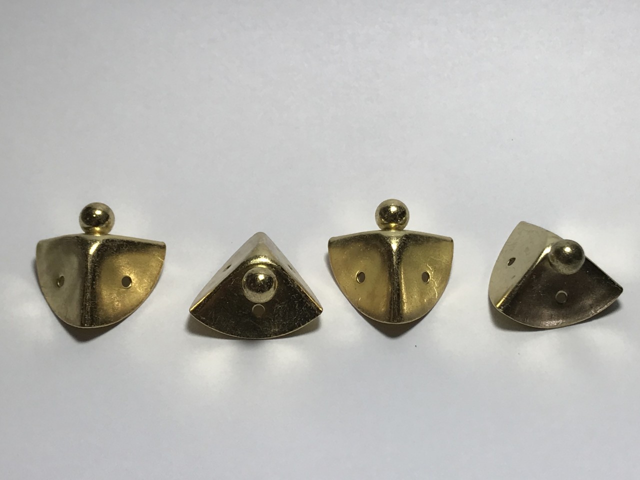 Pés para decoração Niquelados na cor dourada tamaho pequeno